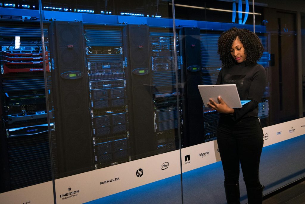 Keamanan Fisik: Melindungi Server dan Data di Era Digital Keamanan Fisik: Melindungi Server dan Data di Era Digital